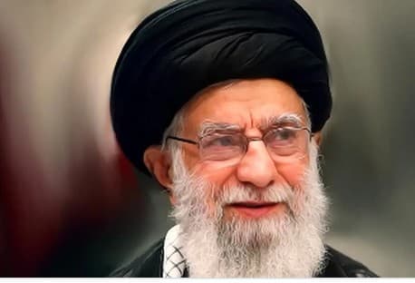 عکس ها / نگاهی به خانه و زندگی خانه مادر رهبری انقلاب /چیدمانی از ظروف چینی و کابینت های دلنشین آشپزخانه و گل برای تزئین