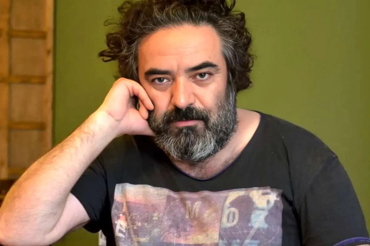 عکس/ نگاهی به چیدمان منزل حسن معجونی بازیگر سریال شیش ماهه و همسر جوانش/ مزین به قوری و فنجان با تصویری از شاه حسن قاجاری، گل و گیاه و...