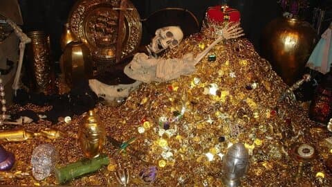 زوج خوش‌شانس اتفاقی ۱۴۰۰ سکه طلا پیدا کردند / پیاده‌روی با طعم گنج