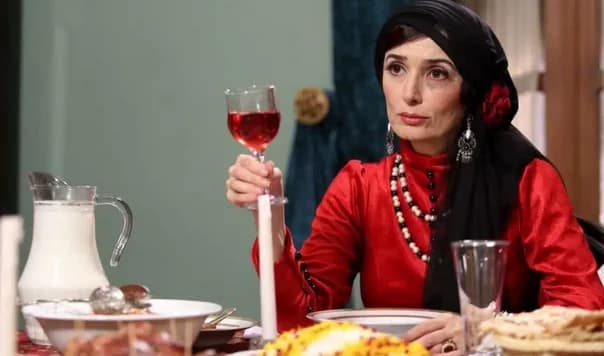 آتنه فقیه‌نصیری 29 ساله در کنار همسرش فریبرز عرب نیا در یک مراسم