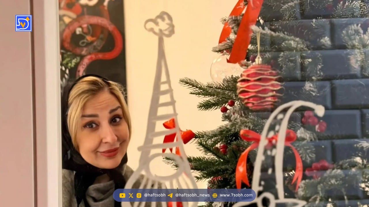 استایل شیک مرجانه گلچین در کنار درخت کریسمس / خانم بازیگر چه درخت زیبایی تزئین کرده