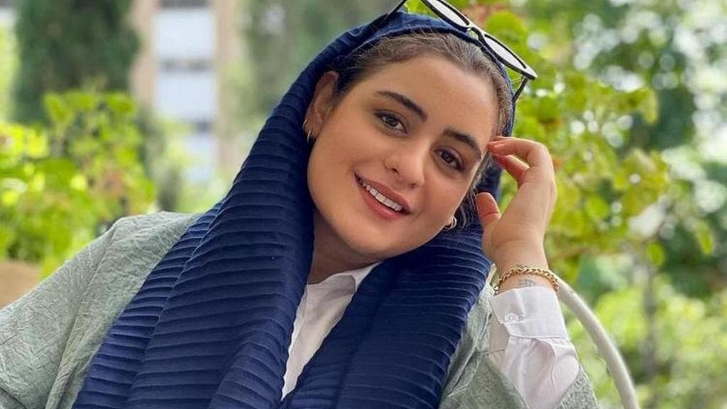 عکس جالب از فاطیما بهارمست در حال موتورسواری