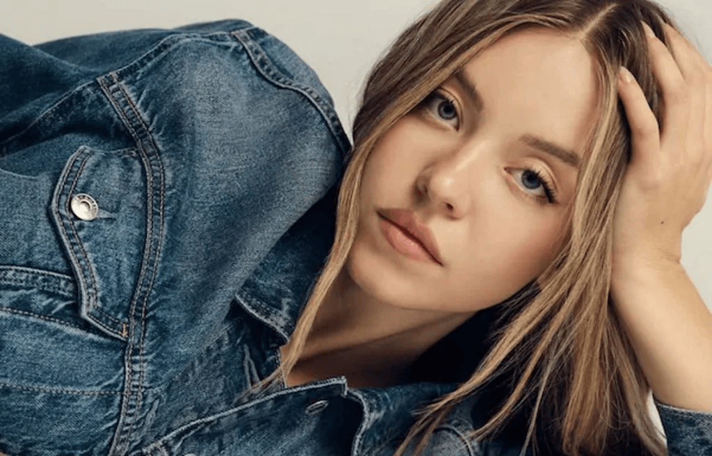 سیدنی سویینی دومین زن زیبای جهان در سال 2025