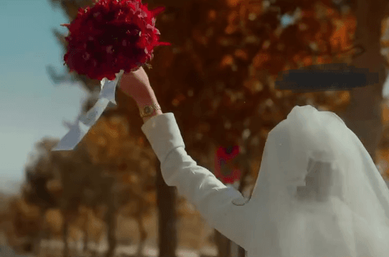 موتور سواری مریم و سهیل در روز عقدشان با لباس عروس و داماد