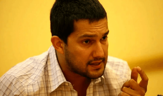 عکس| پریدن حامد بهداد روی میز در نشست خبری