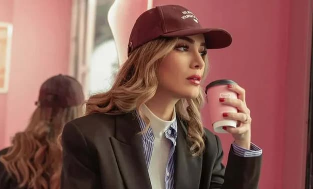 نگاهی به چیدمان منزل متین ستوده با طراحی مدرن و مینیمال؛ آباژور، تابلو دیواری، شمع های رومیزی و فضایی آرامش بخش