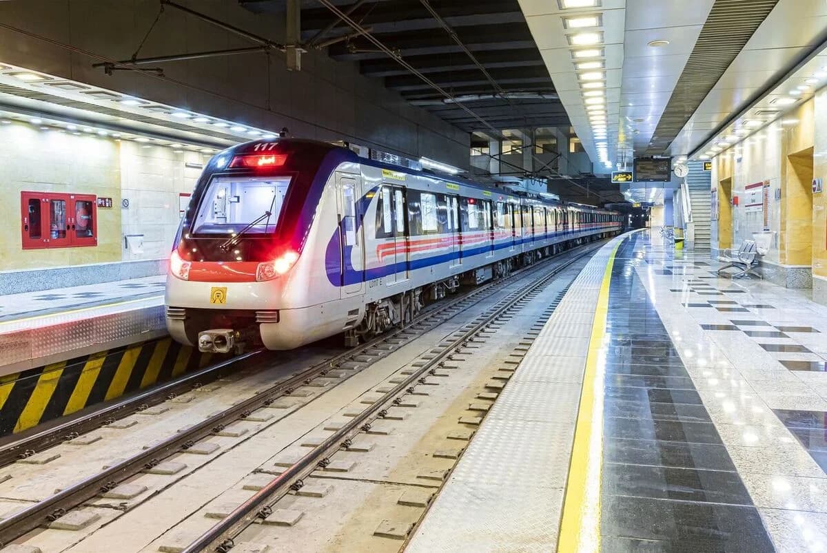 خدمت‌رسانی مترو تهران به شهروندان در مراسم تشییع شهید سردار تنگسیری