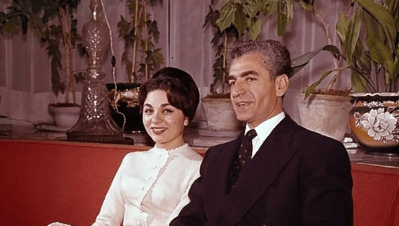 سفر به دیروز | چهار دست و پا راه رفتن محمدرضا پهلوی کنار فرح