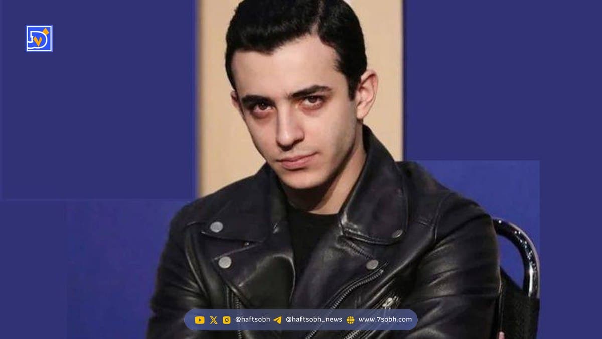 نگاهی به چیدمان منزل مجردی علی شادمان در برج آ اس پ با دکوراسیون مینیمال / فرش دستبافت هریس،مبلمان چرم قهوه ای، کف پوش های چوبی و پنجره های بزرگ با ویو ابدی