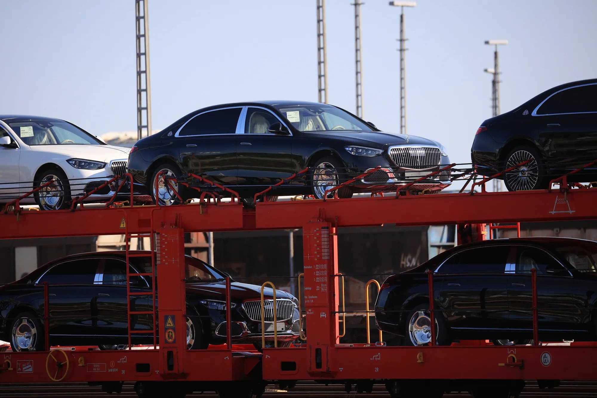 نابودی 400 خودروی لوکس یک شرکت واردکننده در حملات موشکی دشمن