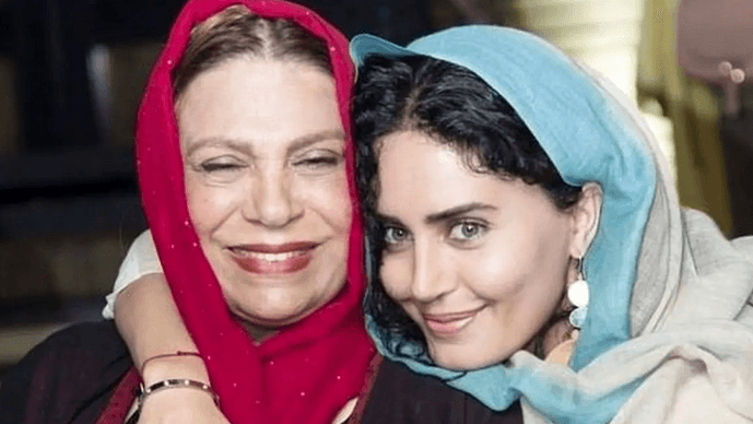 عکس| سفر زمان؛ «گوهر خیراندیش» در کنار «گوگوش» در حال تماشای یک تئاتر