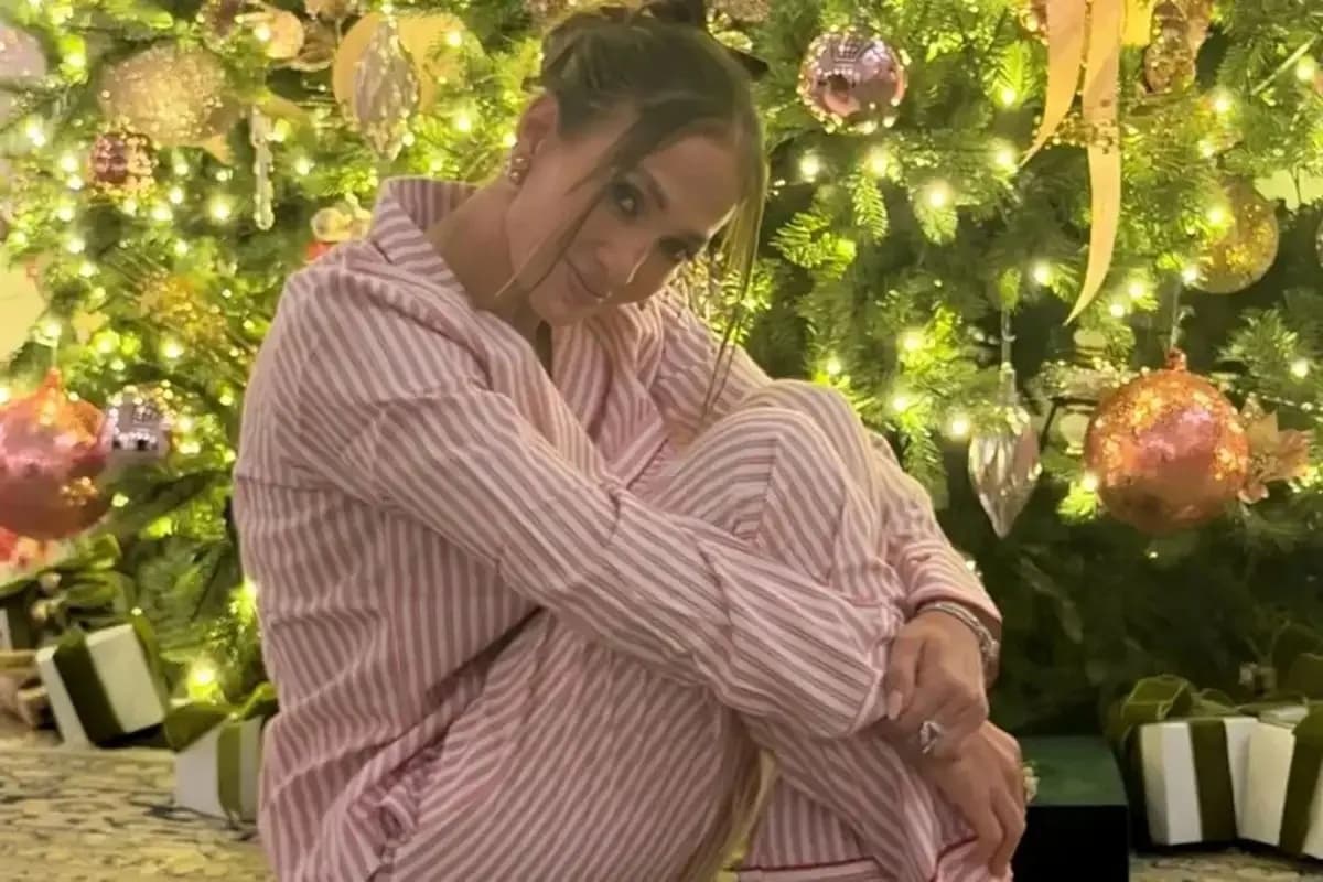 جنیفر لوپز در جشن کریسمس با پیژامه همراه با دوستانش