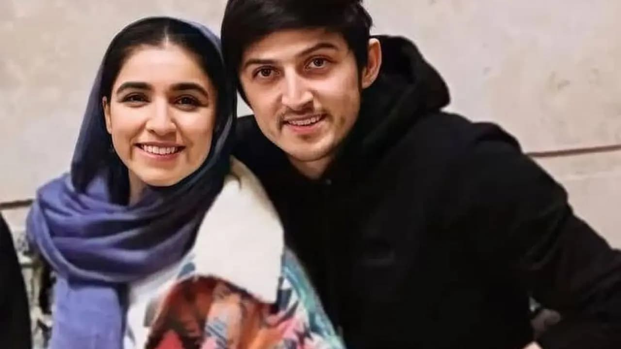 رونمایی از مادرزن سردار آزمون در افتتاحیه مرکز زیبایی‌اش