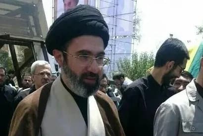 «آیت الله سیدمجتبی خامنه‌ای» رهبر سوم انقلاب اسلامی به همراه دخترشان در راهپیمایی 10 سال پیش