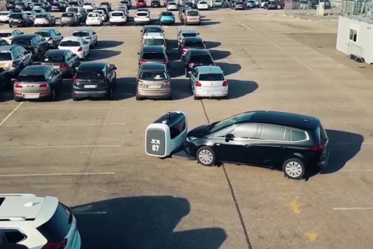 ربات‌هایی که خودرو پارک می‌کنند/عکس