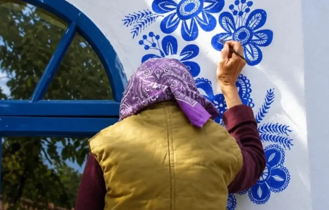 پیرزن ۹۰ ساله، روستایش را به گالری هنری تبدیل کرد