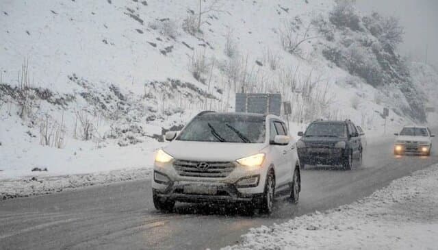 ترافیک سنگین محورهای شمالی / برف و باران در جاده‌ها