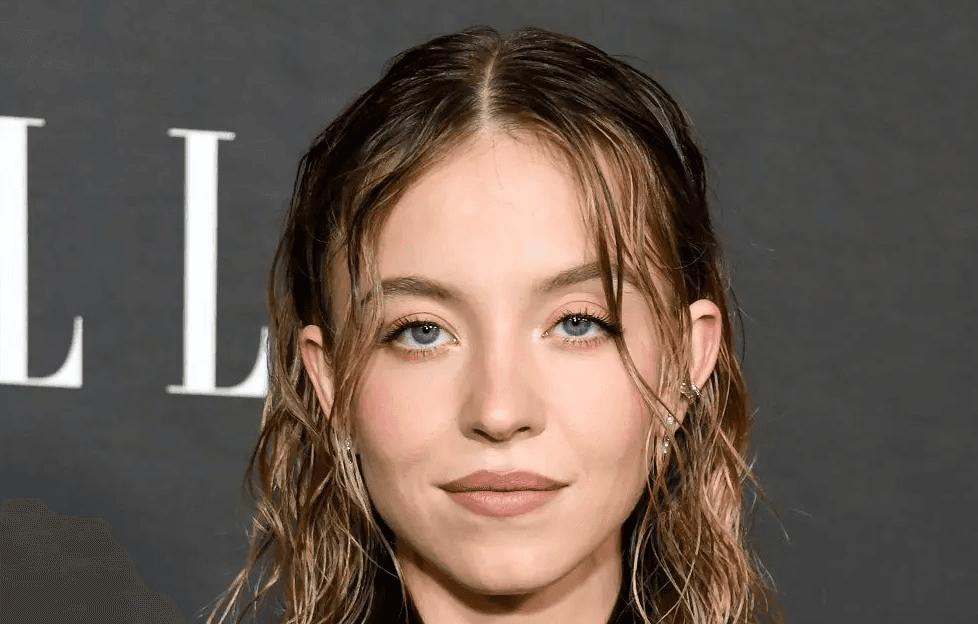 عکس| سفر در زمان؛ «سیدنی سوئینی» در حال ورود به یک برنامه در نیویورک؛ سال 1404