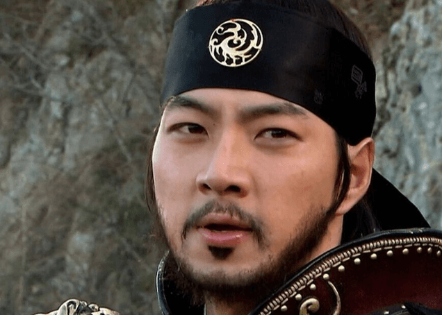 نگاهی به چیدمان منزل شاهانه و مجلل جومونگ و همسر وکیلش