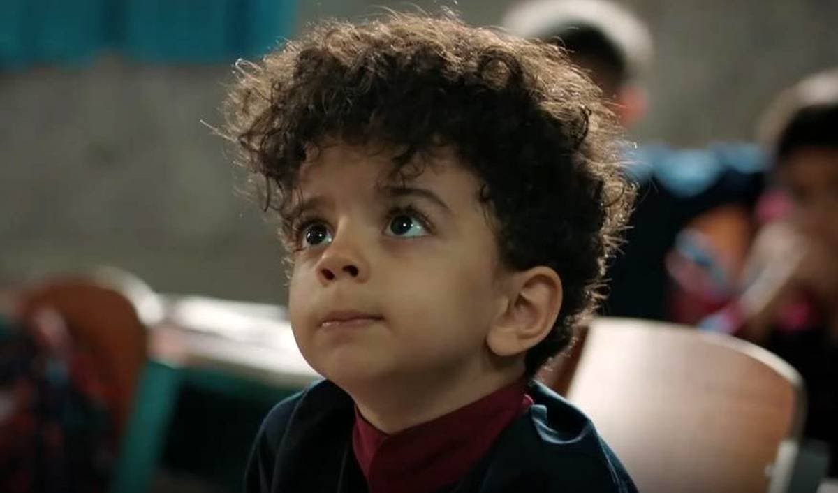 سکانس برتر|  حاضرجوابی و دهن کجی مهدیار کلایی، نقل و نبات سریال مو به مو به پدرش در راه مدرسه که به شدت بدآموزی داره!