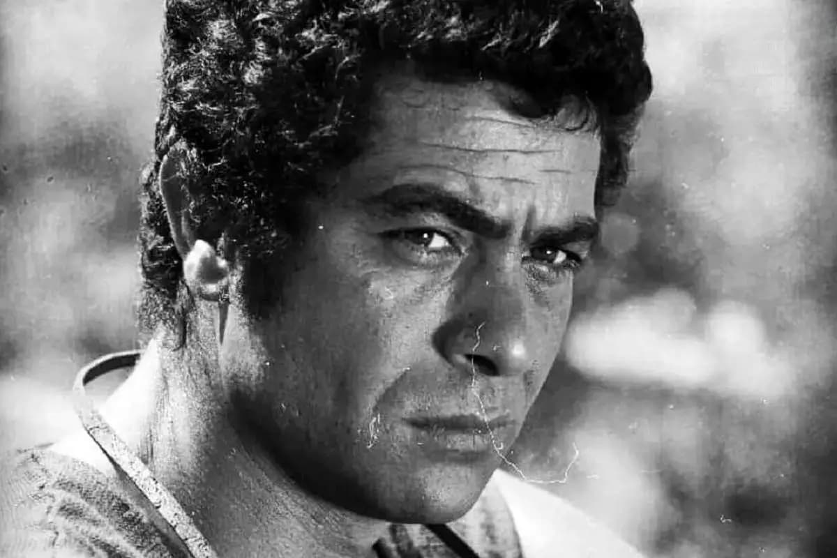 «بهروز وثوقی و عباس شباویز» در پشت صحنه فیلم قیصر؛ سال ۴۸