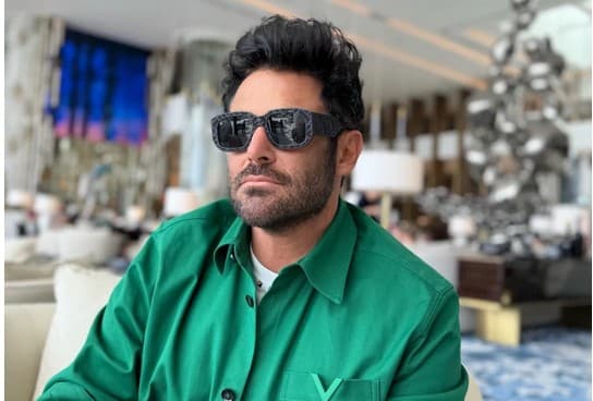 عکس| محمدرضا گلزار با روپوش پزشکی در سواحل هندوستان؛ 1394