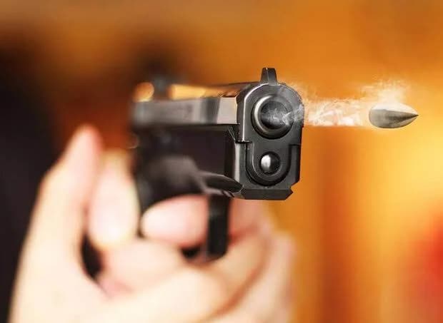 شلیک خونین مرد خشمگین به همسرش در عباس‌آباد تهران/ فرزندانشان به کلانتری پناه بردند