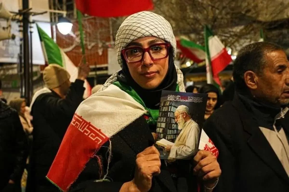 نوشته جالب دختری در تجمع میدان انقلاب+ عکس