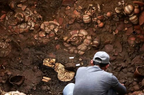 گنج باشکوه از مقبرۀ هزارساله بیرون آمد