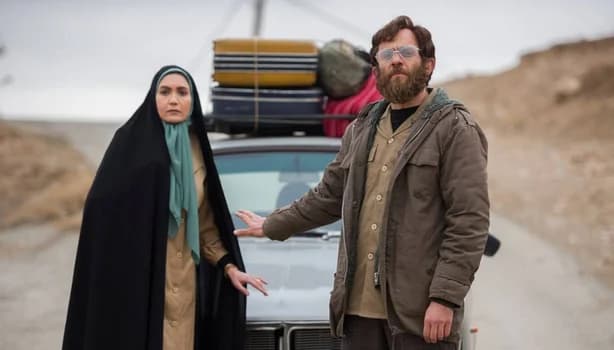 معرفی فیلم غریب + داستان و بازیگران