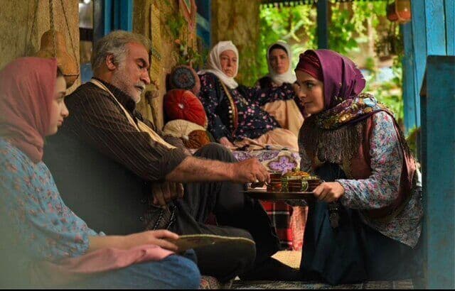 عکس غزاله اکرمی با خانواده غیرواقعی‌اش در سوجان