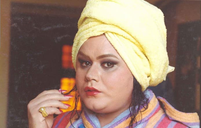 نگاهی به چیدمان خانه شاهانه «اکبر عبدی» بایرام اخراجی‌ها و زن جوانش/ از مبلمان گرانقیمت و مدرن تا چراغ های سنتی و کتابخانه پر از کتاب‌های فلسفی