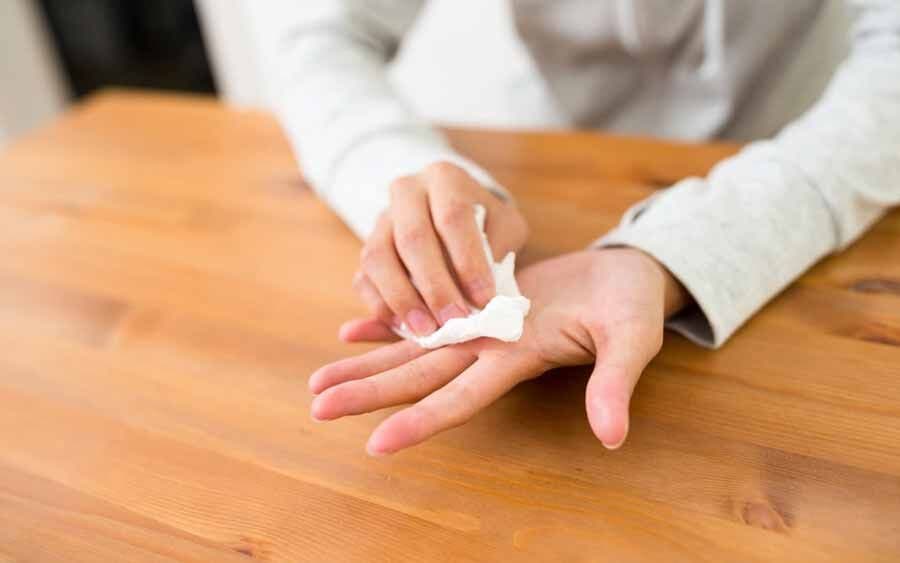 علت عرق کردن کف دست چیست؟