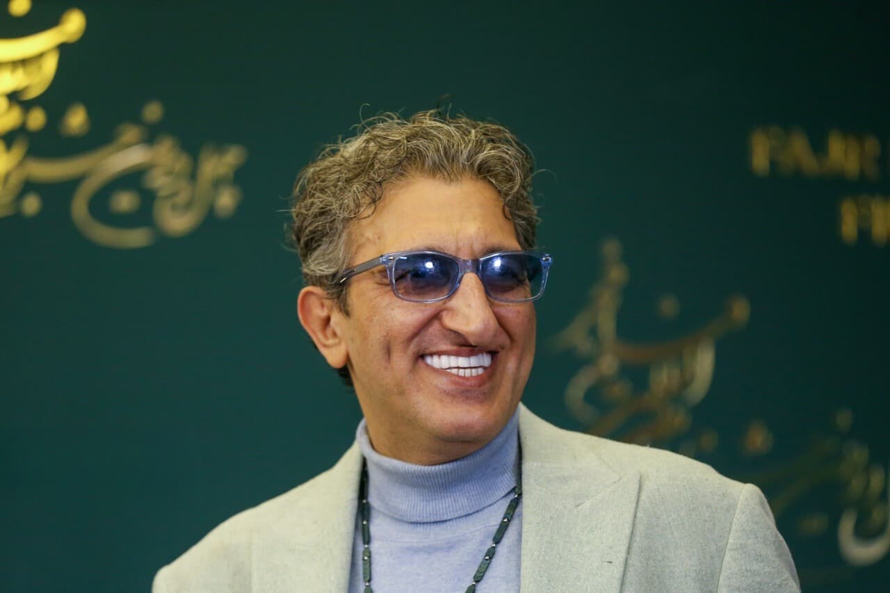 عکس زیرخاکی از یوسف صیادی در دوران سربازی و با کلاشینکف