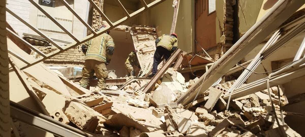 ریزش ساختمان در یافت‌آباد/ نجات زنده ۴ نفر از زیر آوار