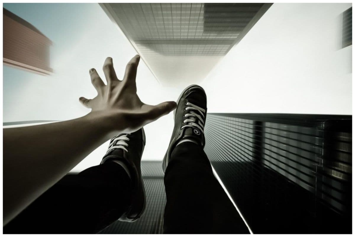 هنگام به خواب رفتن حس می‌کنید درحال سقوط هستید؟ بخوانید