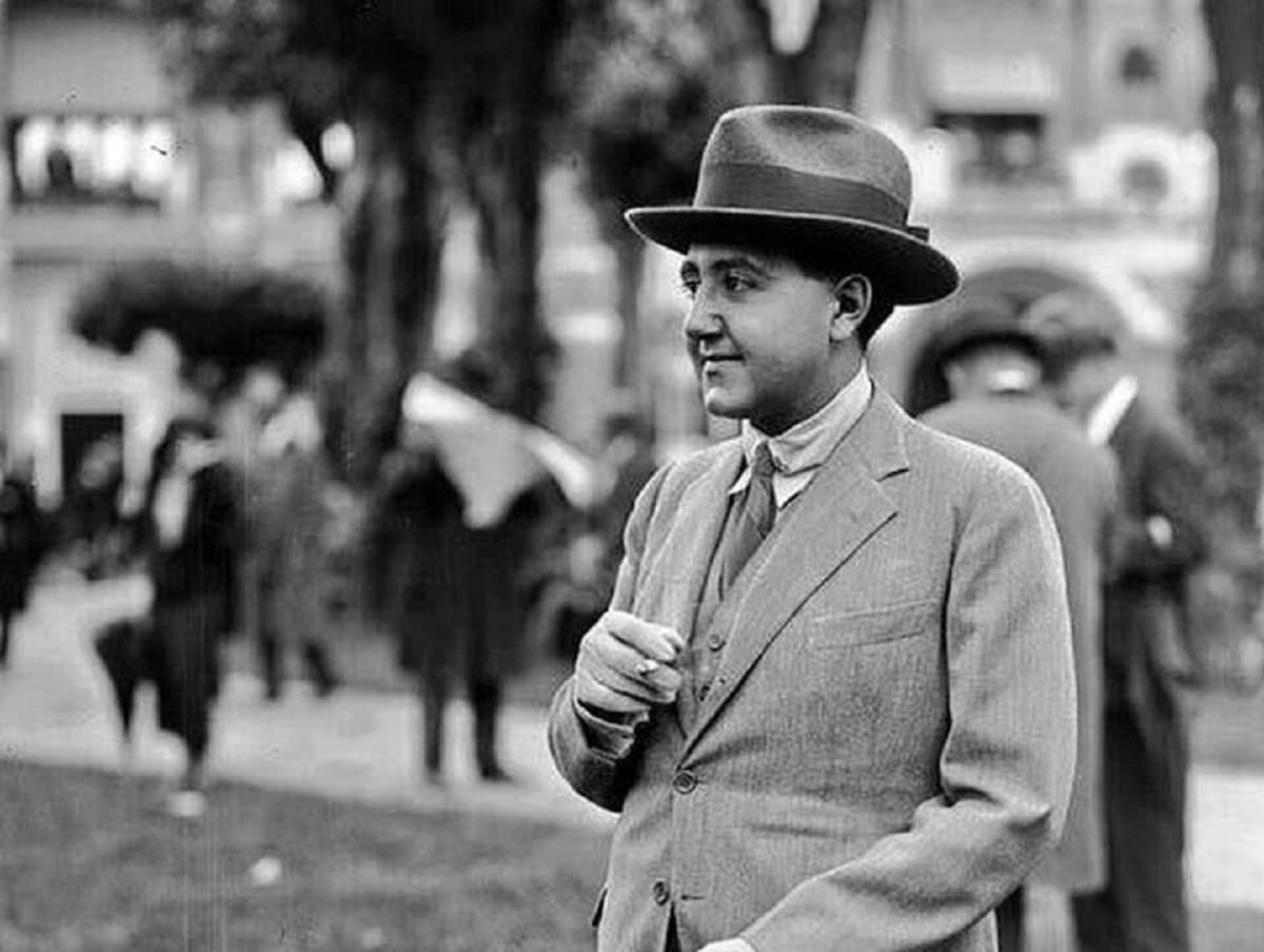 سفر در زمان | عکس دیده نشده از احمدشاه قاجار هنگام بازدید از یک هواپیمای ملخ‌دار