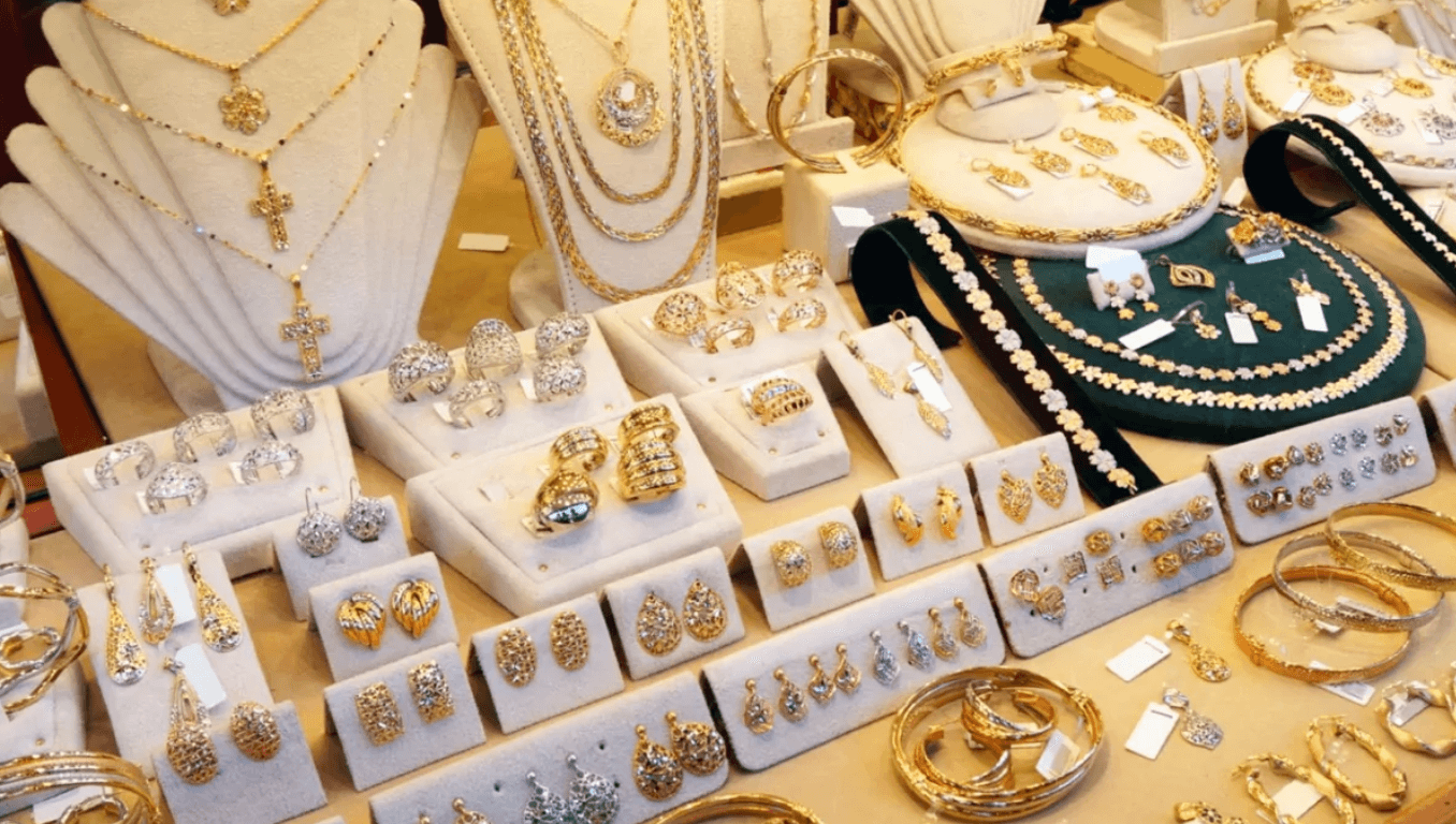 پیش ‌بینی قیمت طلا و سکه پنجشنبه ۴ دی ۱۴۰۴ / دلار و تقاضا پرواز دوباره بازار طلا را رقم زدند