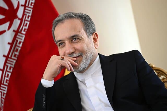 واکنش عراقچی به حضور ناوهای آمریکا در خلیج فارس