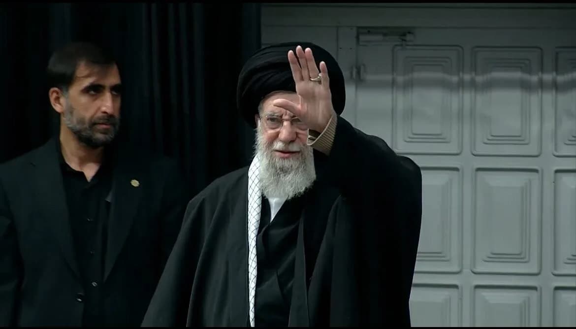 آخرین حضور رهبر شهید انقلاب در مراسم شب عاشورای حسینیه امام خمینی(ره)
