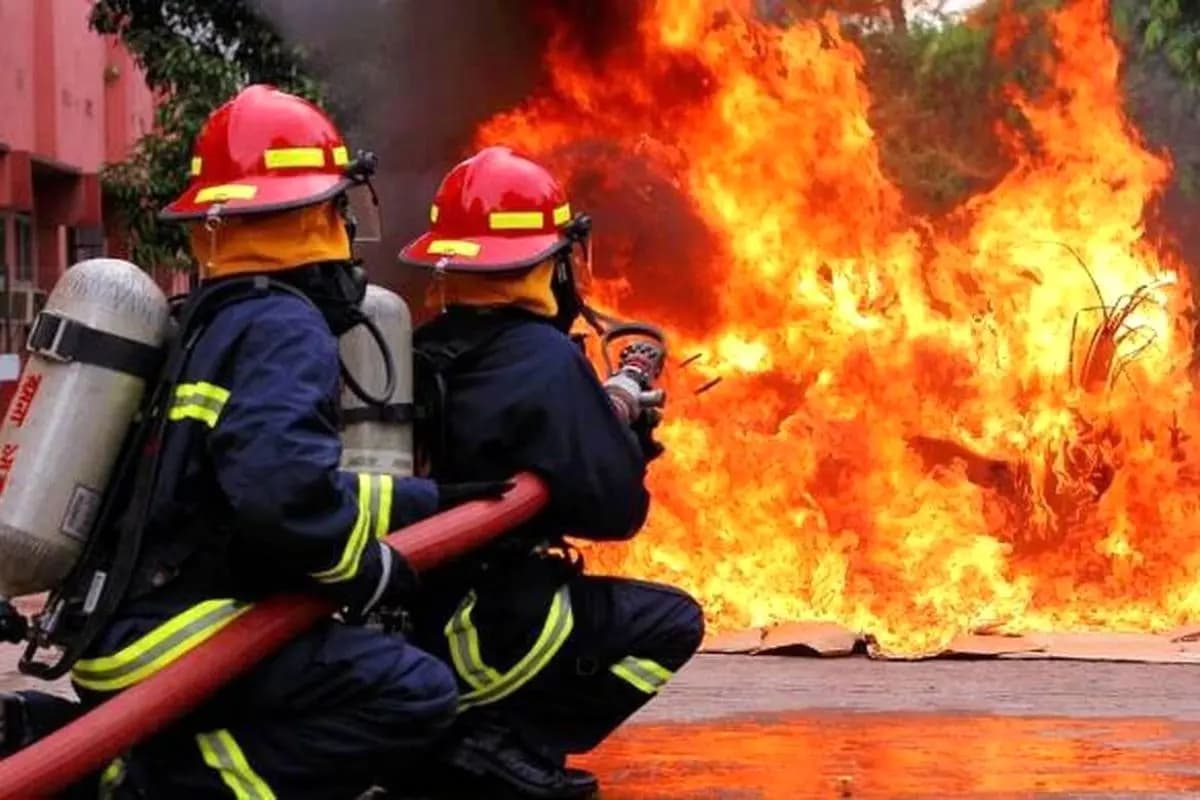 آتش‌سوزی در پاساژ خیابان شافعی درگهان کاملا تحت کنترل است /تلاش‌ها برای اطفای کامل حریق در جریان است