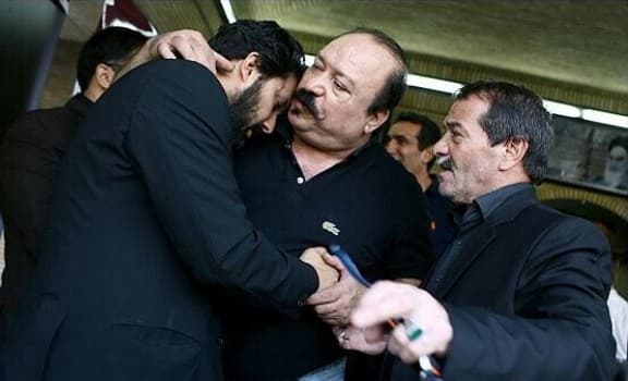 عکس | حضور صمیمی و چهره غمزده لیلا حاتمی برای عرض تسلیت در مراسم ختم پدر حامد بهداد