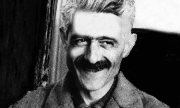 عکس| سفر در زمان؛ «جلال آل احمد» در میانسالی و در منزل شخصی اش؛ اواسط دهه 40