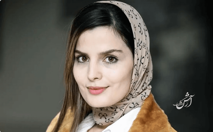 عکس| سفر زمان؛ تیپ و چهرۀ «غزاله اکرمی» (سوجان) در اکران «بچه‌ی مردم»