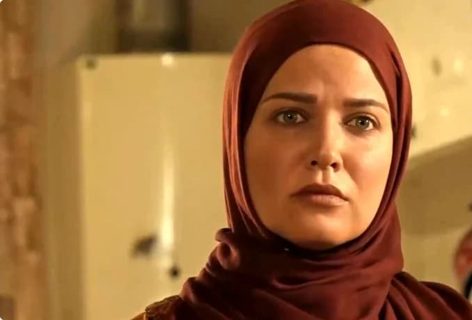 عکس| سفر در زمان؛ «سوزانا آلوز» بازیگر سریال بیگانگان در پشت صحنه یک سریال دیگر؛ سال 1401