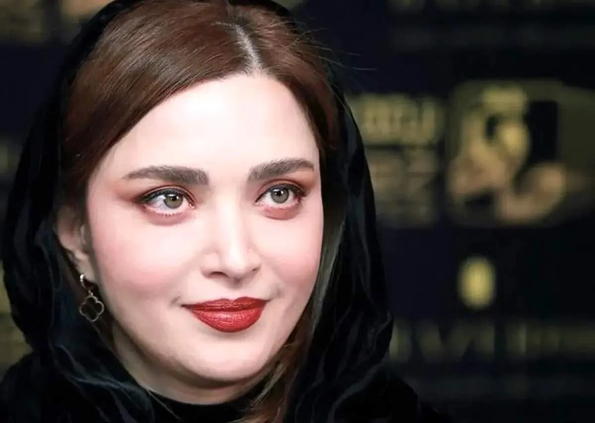 نگاهی به تیپ و استایل بهنوش طباطبایی در مراسم زنده‌یاد اکبر عبدی