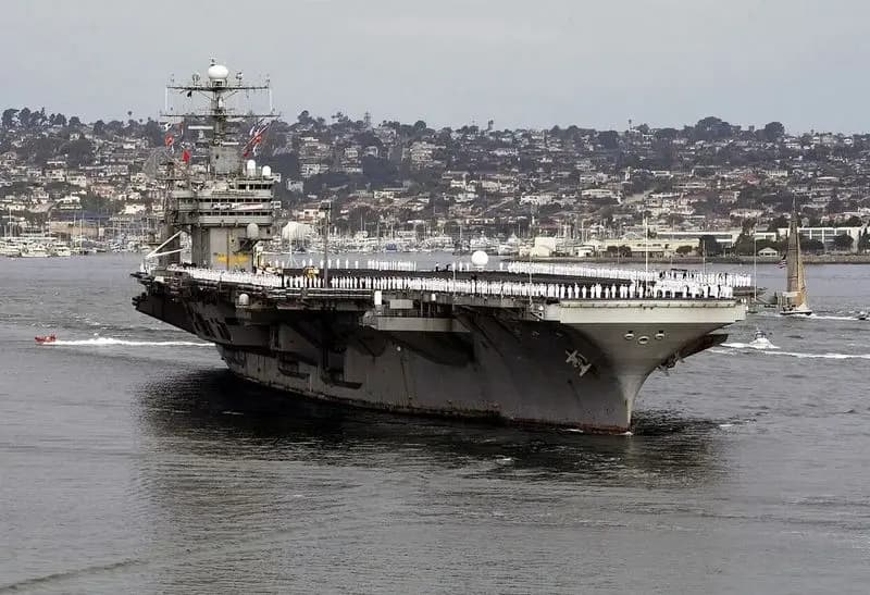 ناو آبراهام لینکلن روزانه چند میلیون دلار هزینه برای ترامپ می تراشد؟