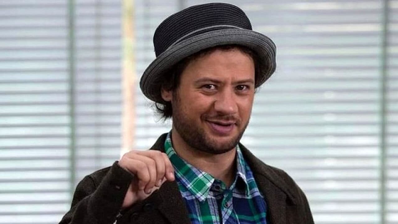 قاب خانوادگی| علی صادقی در کنار مادر، پدر و خواهرش