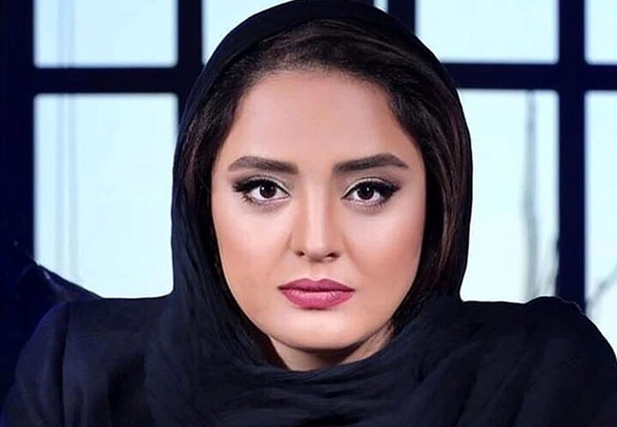 نگاهی به چیدمان خانه دوبلکس نرگس محمدی و علی اوجی/ مبلمان طرحدار و کلاسیک، آباژور رومیزی کنده کاری شده، پیانو، لوستر 4 متری، گیتار، تابلو های هنری و...