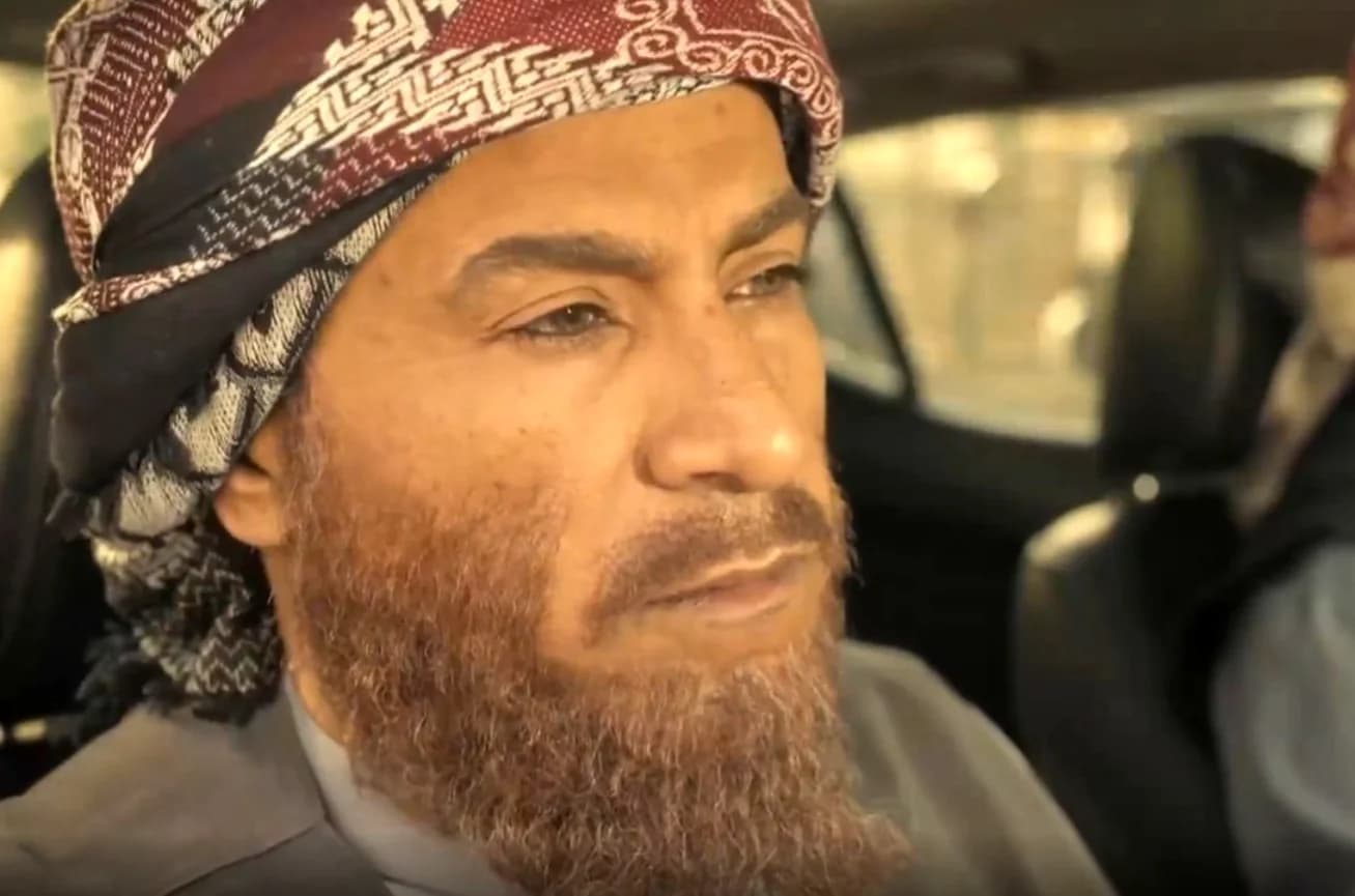 عکس| سفر در زمان؛ «قاضی» سریال بیگانگان با ظاهر متفاوت در تهران؛ سال 1404